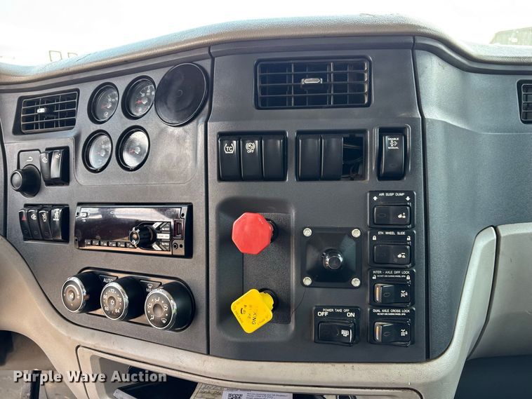 image for item DU6382 2018 Peterbilt 579 semi truck