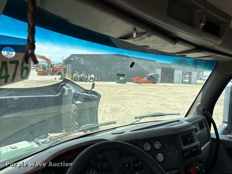 image for item DU6382 2018 Peterbilt 579 semi truck