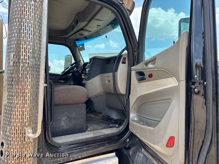 image for item DU6382 2018 Peterbilt 579 semi truck