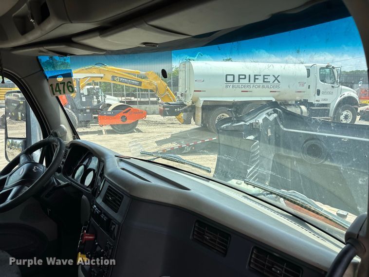 image for item DU6382 2018 Peterbilt 579 semi truck