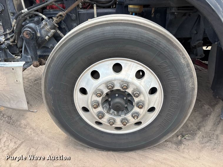 image for item DU6382 2018 Peterbilt 579 semi truck