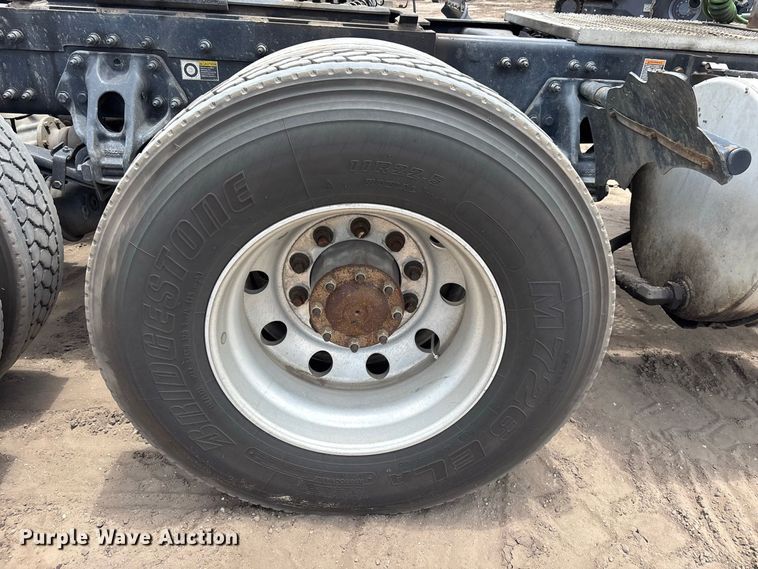 image for item DU6382 2018 Peterbilt 579 semi truck