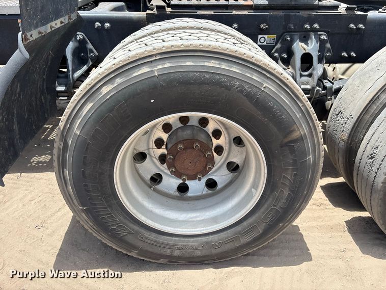 image for item DU6382 2018 Peterbilt 579 semi truck