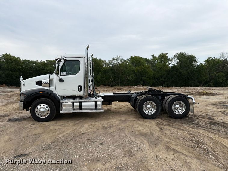 image for item DV8541 2022 Western Star 49X Chassis semi truck