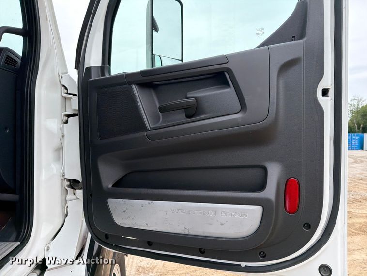 image for item DV8541 2022 Western Star 49X Chassis semi truck