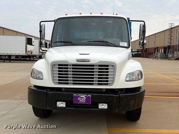 image for item DV8561 2018 Freightliner Business Class M2 flatbed truck