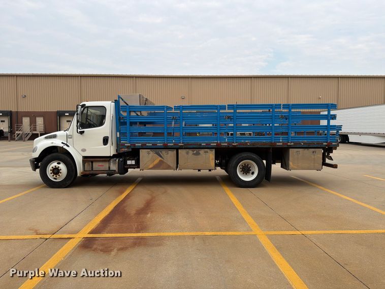 image for item DV8561 2018 Freightliner Business Class M2 flatbed truck