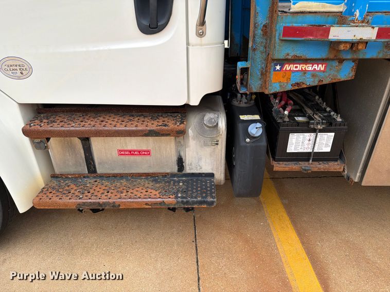 image for item DV8561 2018 Freightliner Business Class M2 flatbed truck