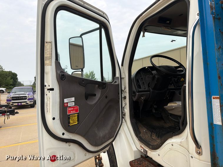 image for item DV8561 2018 Freightliner Business Class M2 flatbed truck