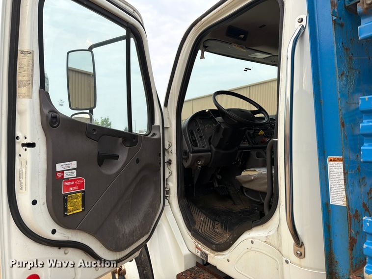 image for item DV8561 2018 Freightliner Business Class M2 flatbed truck