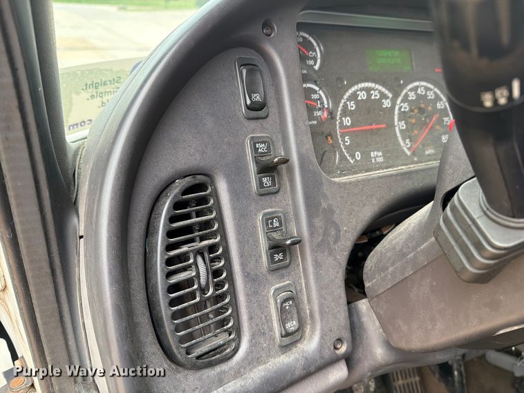 image for item DV8561 2018 Freightliner Business Class M2 flatbed truck