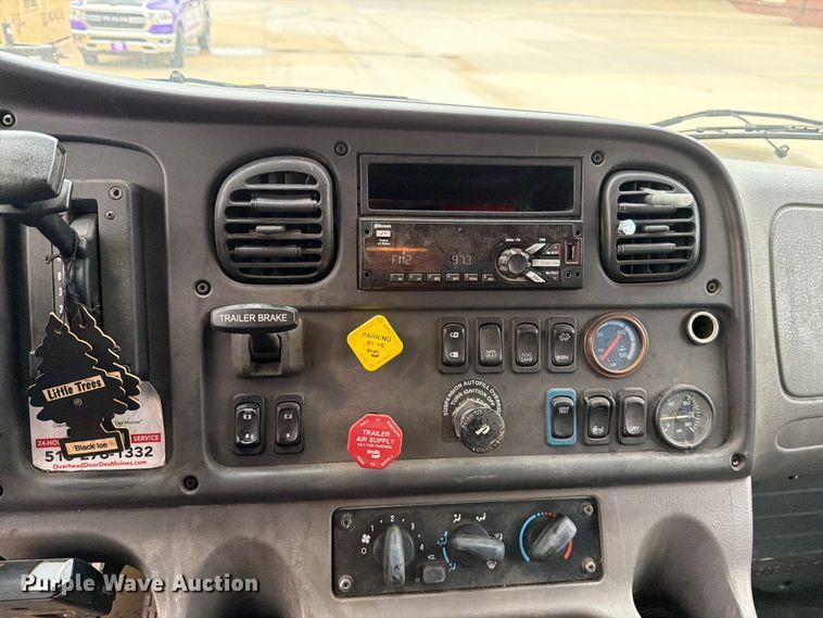image for item DV8561 2018 Freightliner Business Class M2 flatbed truck