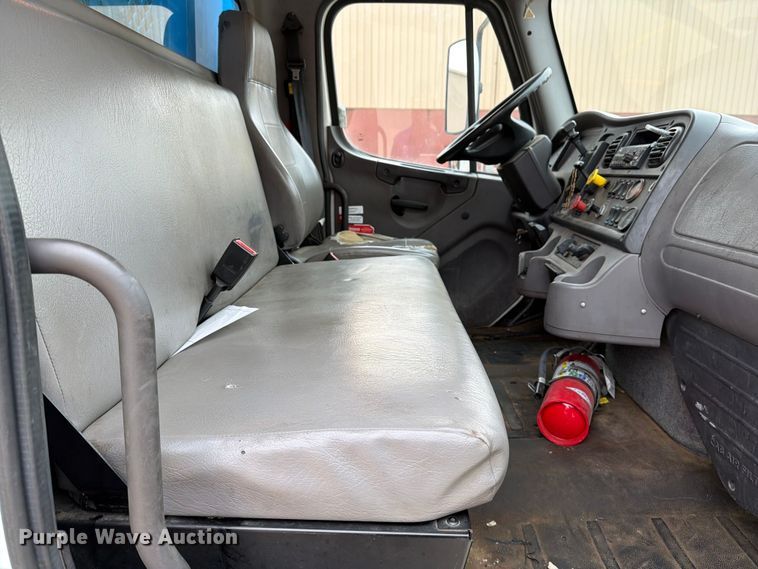 image for item DV8561 2018 Freightliner Business Class M2 flatbed truck