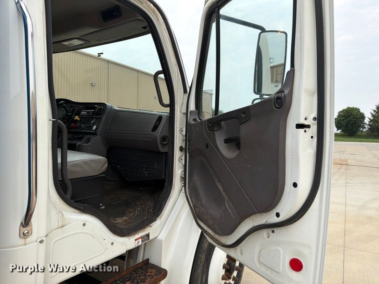 image for item DV8561 2018 Freightliner Business Class M2 flatbed truck