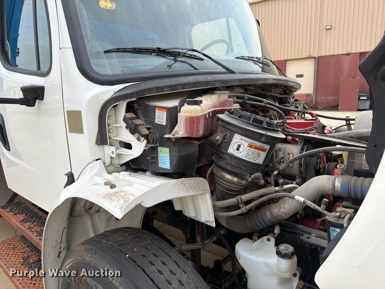 image for item DV8561 2018 Freightliner Business Class M2 flatbed truck