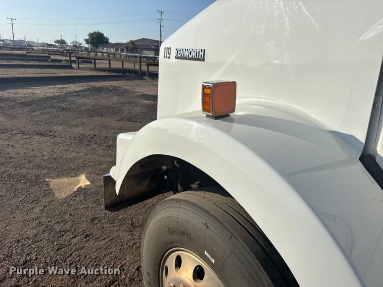 image for item DY3079 2020 Kenworth T800 semi truck