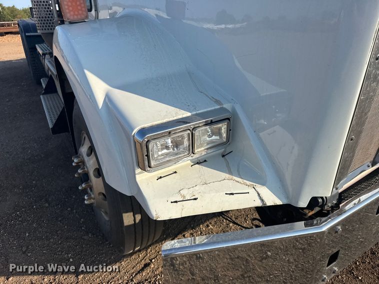 image for item DY3079 2020 Kenworth T800 semi truck