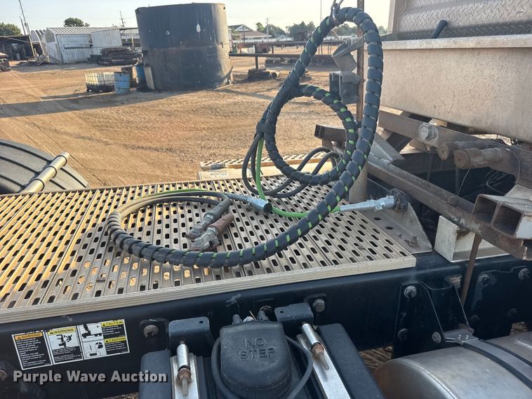 image for item DY3079 2020 Kenworth T800 semi truck
