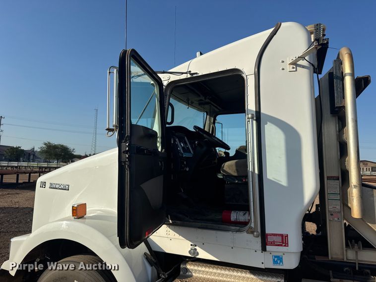 image for item DY3079 2020 Kenworth T800 semi truck