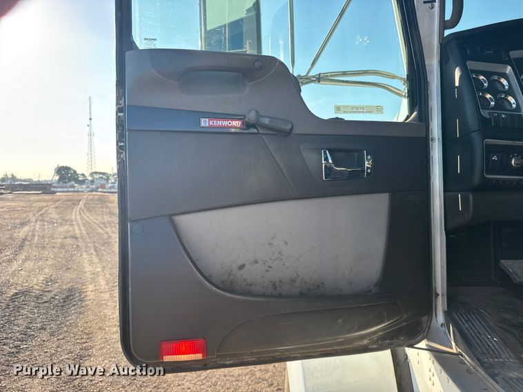 image for item DY3079 2020 Kenworth T800 semi truck