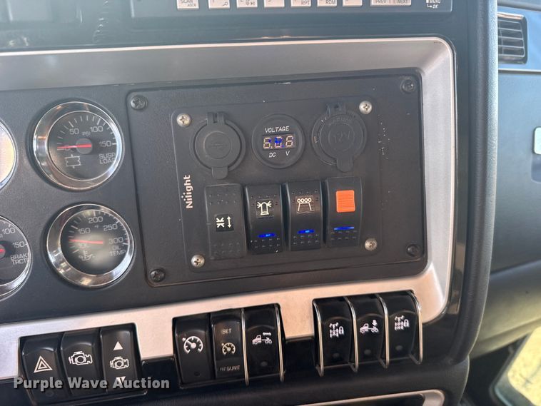 image for item DY3079 2020 Kenworth T800 semi truck