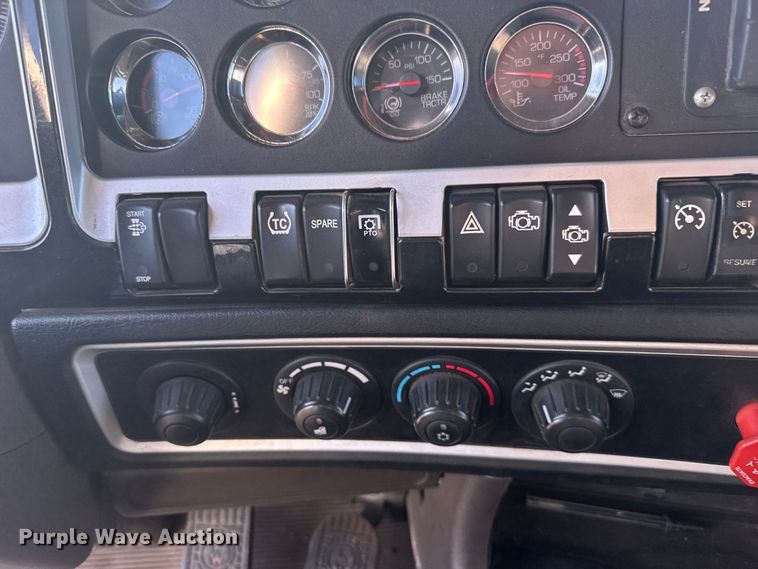 image for item DY3079 2020 Kenworth T800 semi truck