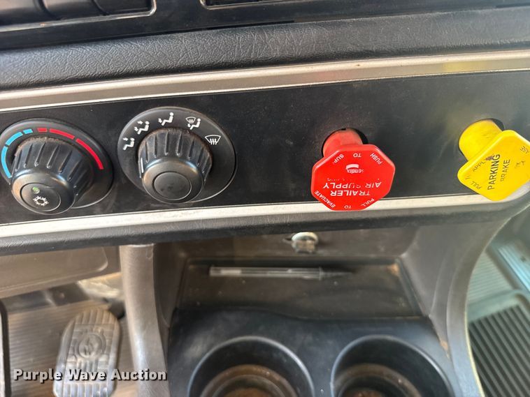 image for item DY3079 2020 Kenworth T800 semi truck