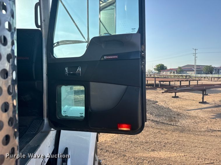 image for item DY3079 2020 Kenworth T800 semi truck