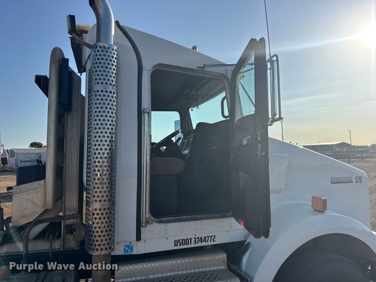 image for item DY3079 2020 Kenworth T800 semi truck