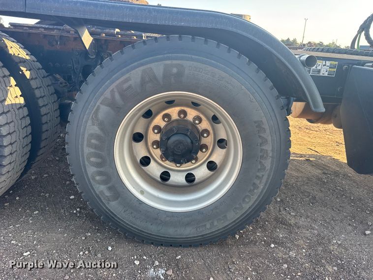 image for item DY3079 2020 Kenworth T800 semi truck