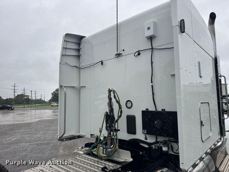 image for item DY3143 2025 Peterbilt 579 semi truck