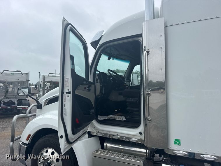 image for item DY3143 2025 Peterbilt 579 semi truck