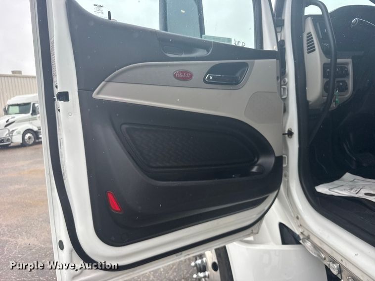image for item DY3143 2025 Peterbilt 579 semi truck