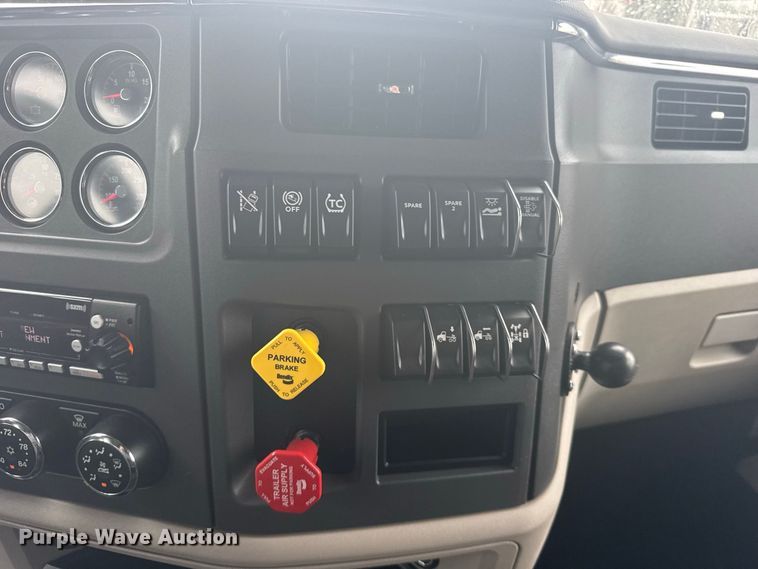 image for item DY3143 2025 Peterbilt 579 semi truck