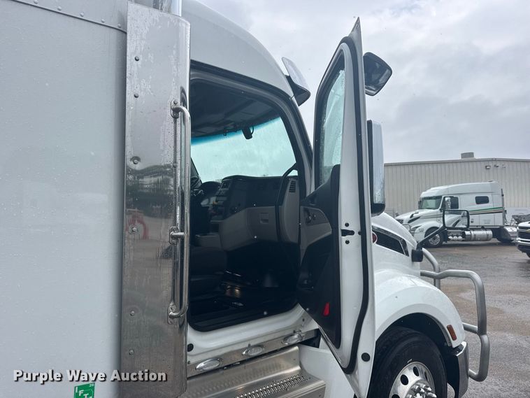 image for item DY3143 2025 Peterbilt 579 semi truck