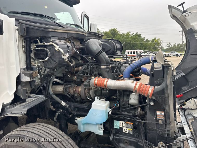 image for item DY3143 2025 Peterbilt 579 semi truck