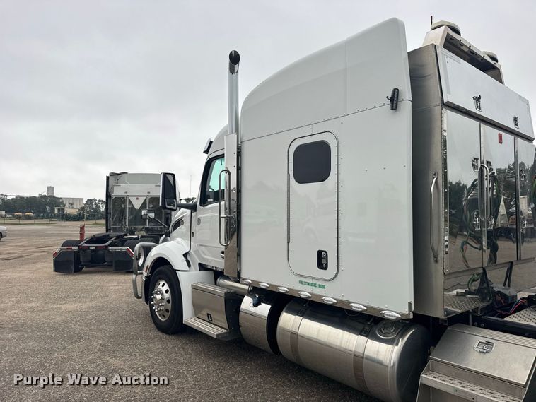 image for item DY3144 2025 Peterbilt 579 semi truck