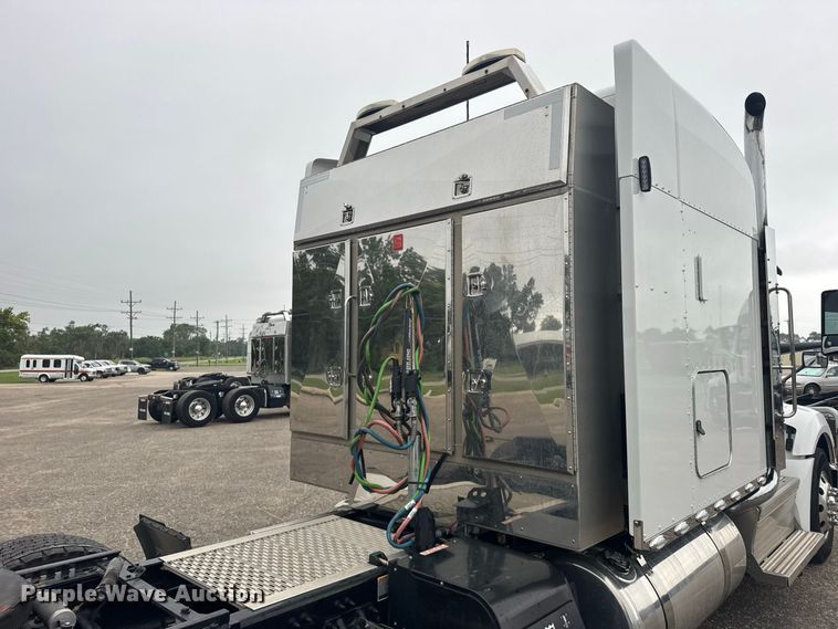 image for item DY3144 2025 Peterbilt 579 semi truck