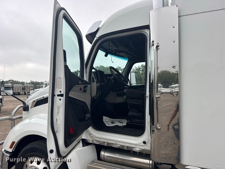 image for item DY3144 2025 Peterbilt 579 semi truck