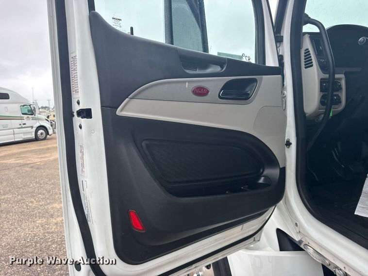image for item DY3144 2025 Peterbilt 579 semi truck