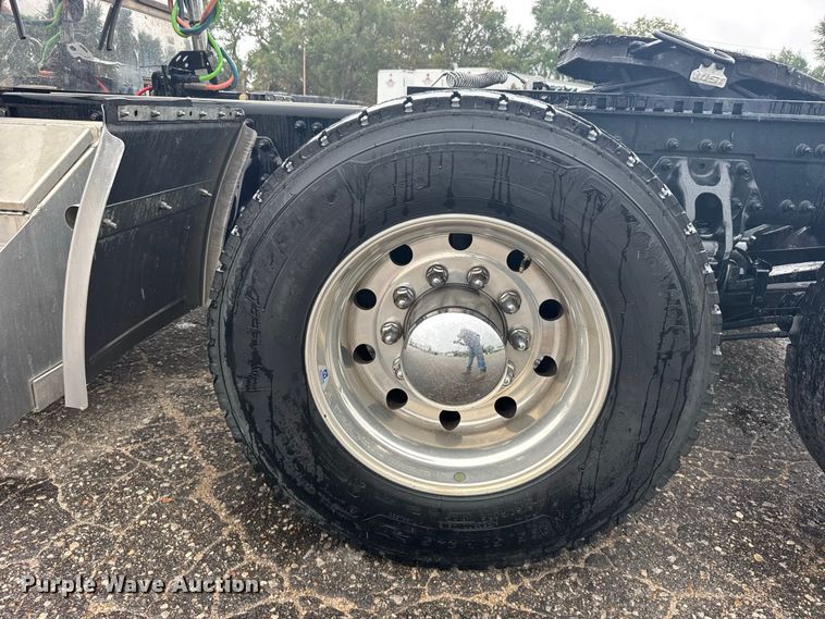 image for item DY3144 2025 Peterbilt 579 semi truck