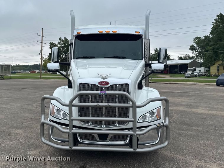 image for item DY3145 2025 Peterbilt 579 semi truck