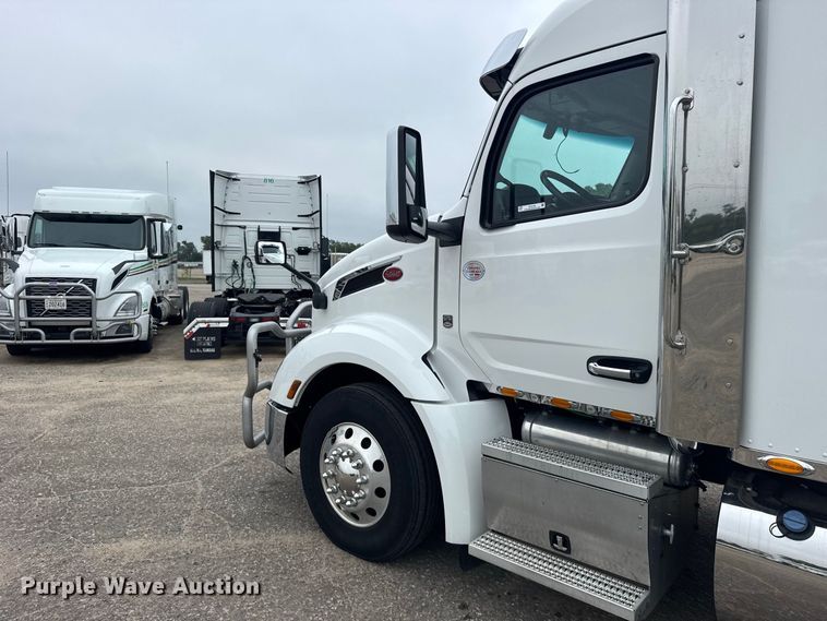 image for item DY3145 2025 Peterbilt 579 semi truck