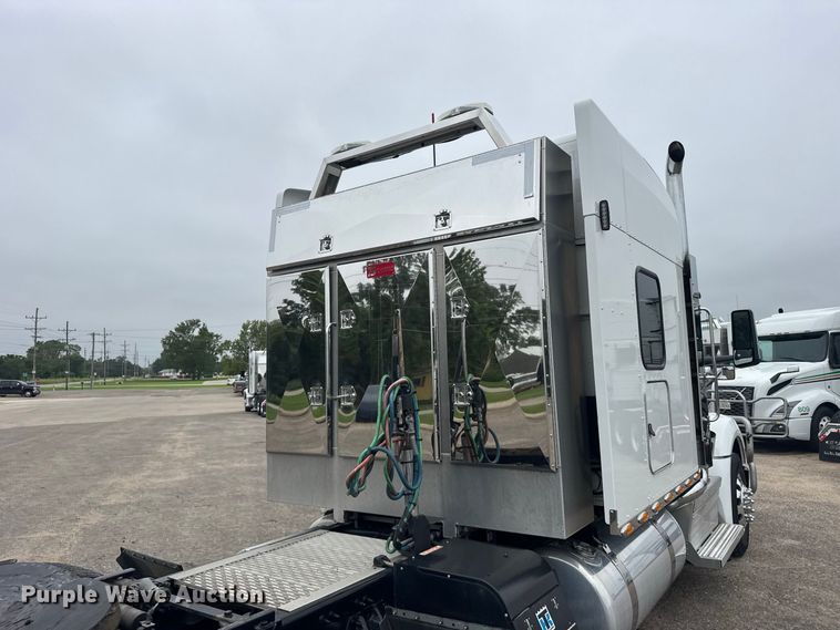 image for item DY3145 2025 Peterbilt 579 semi truck