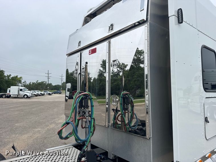image for item DY3145 2025 Peterbilt 579 semi truck