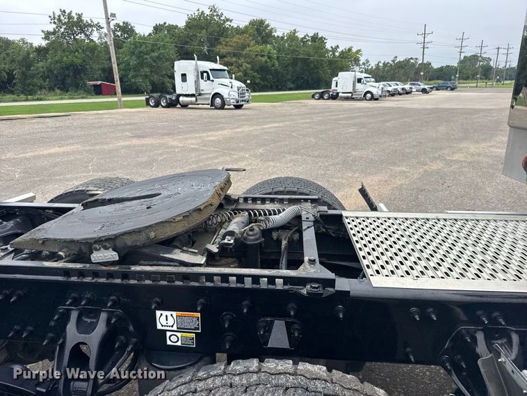 image for item DY3145 2025 Peterbilt 579 semi truck