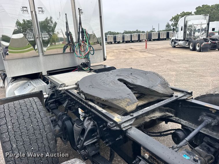 image for item DY3145 2025 Peterbilt 579 semi truck