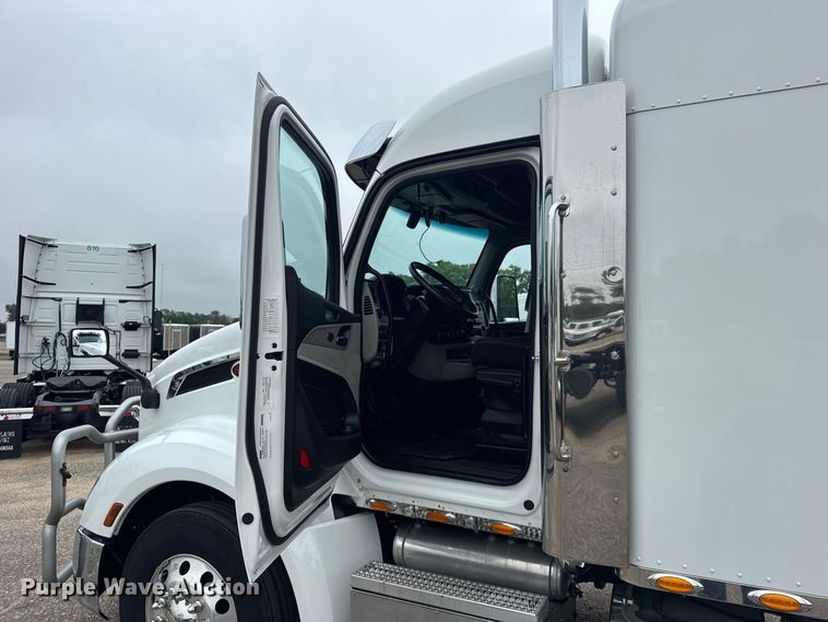 image for item DY3145 2025 Peterbilt 579 semi truck