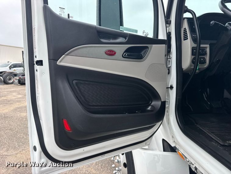 image for item DY3145 2025 Peterbilt 579 semi truck