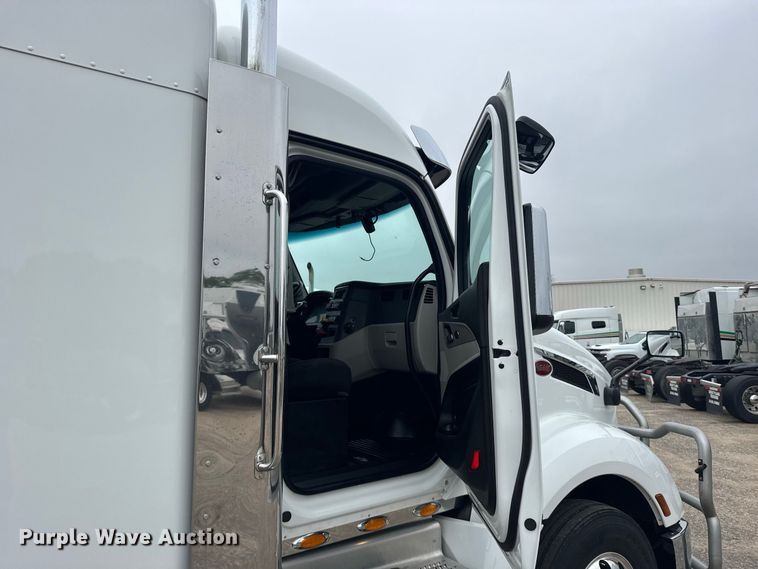 image for item DY3145 2025 Peterbilt 579 semi truck